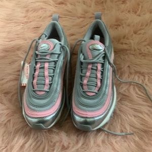 These shoes were perfect for back to school. Very good condition. Size 5.5 in gs